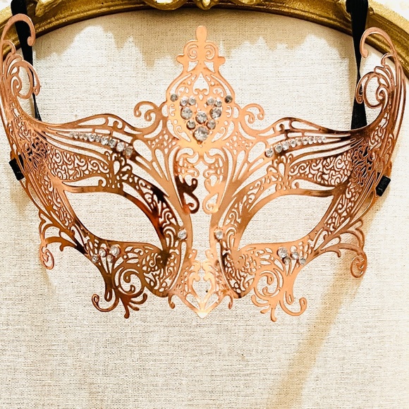 Lace Masquerade Mask with Diamond Details - Picture 2 of 2